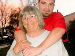 Amore incestuoso tra nonna e nipote, ora aspettano un figlio.