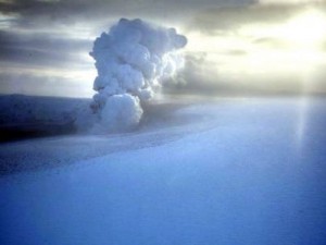 Vulcano in Islanda: 300 voli a rischio per nube di cenere su nord Inghilterra.