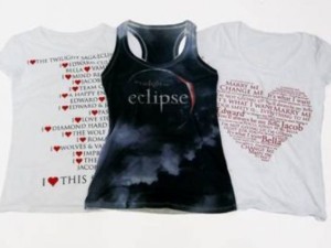 Twilight Eclipse: canotte Bershka ispirate a Kristen Stewart e Ashley Greene.