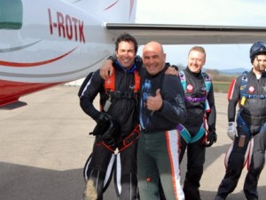 Pietro Taricone abbraccia la figlia Sophie dopo lancio col paracadute, video.