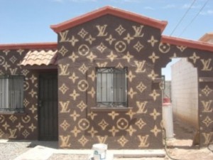 Omaggio a Louis Vuitton: casa decorata col monogramma della maison, foto
