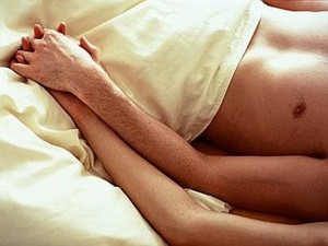 Scopre marito a letto con un'altra donna, l'amante si lancia dal balcone.