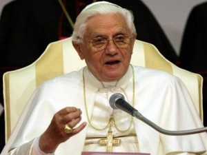 Preservativo, Benedetto XVI lo ammette contro Aids: è giusto ma non basta.