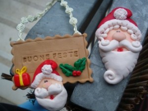 Creazioni fimo per Natale 2010: decorazioni con pupazzi di neve e stelle.