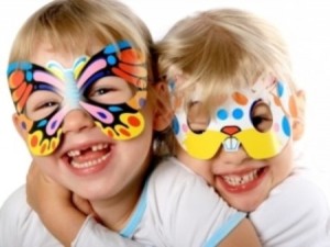Come fare le maschere di Carnevale: idee con contenitori e carta riciclata.