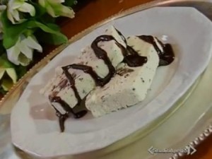 Gelato alla stracciatella Cotto e Mangiato: la ricetta per un dolce estivo e veloce.