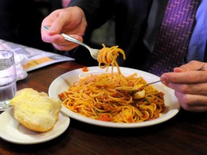 I carboidrati fanno dimagrire se mangiati la sera: la pasta è meglio a cena.