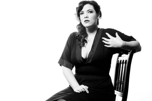 Il segreto di Caro Emerald, voce sexy e curve morbide.
