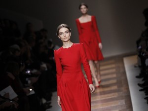 Il rosso Valentino sfila a Parigi.