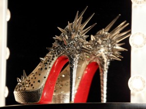 Christian Louboutin per la prima volta in mostra a Londra.