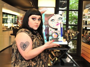 Beth Ditto firma l’ultima collezione di Mac Cosmetics.