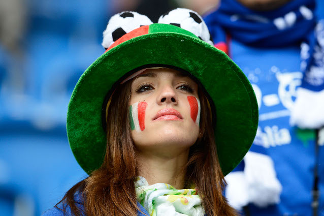 Europei 2012: identikit della vera tifosa di calcio.