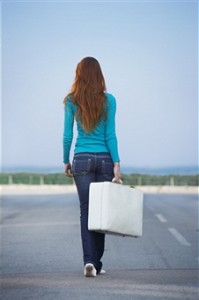ragazza single valigia