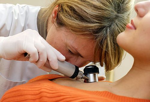 Controllo con dermatoscopio