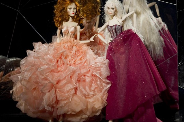 Marionette con il volto di storiche top model sfilano a San Paolo (FOTO).
