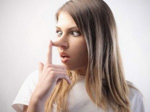10 bugie che raccontano le donne agli uomini.