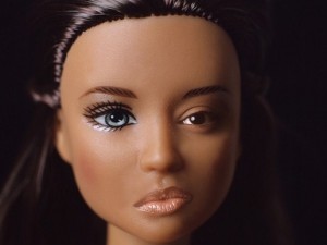 Corpi di plastica: donne reali a confronto con le Barbie (FOTO).