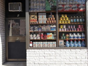Il negozio segreto: sembra uno squallido alimentari, nasconde una boutique alla moda (FOTO).