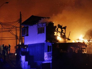 Muore a soli 23 anni in un incendio, la ragazza si è gettata tra le fiamme per salvare il fidanzato.