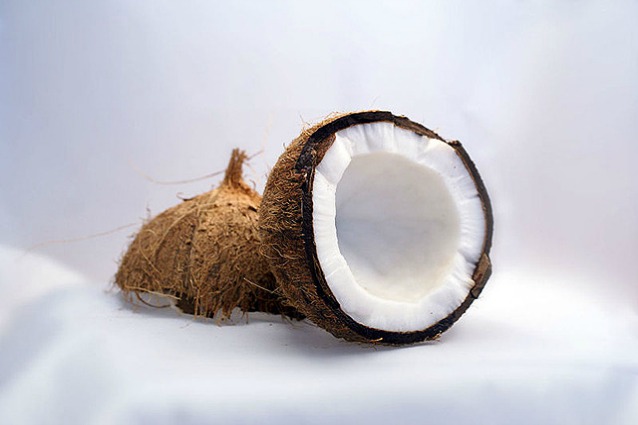 Elimina la forfora e sbianca i denti, ecco 15 benefici dell'olio di cocco.