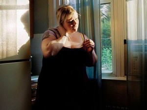 La donna che ha trascorso 11 anni a fotografare il suo corpo in sovrappeso.