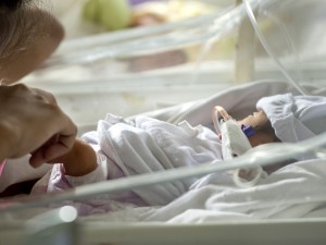 I medici le dicono che il suo bambino è nato senza vita, dopo 36 minuti il piccolo inizia a respirare.