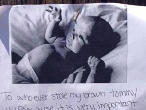 Le rubano la borsa con le uniche foto del figlio neonato morto, i ladri restituiscono i ricordi alla madre disperata.