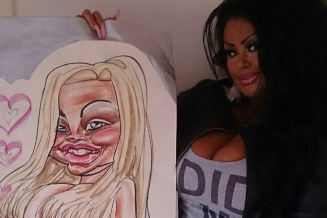 Spende 160mila euro per assomigliare ad una caricatura e avere capezzoli a forma di cuore.