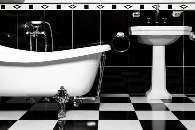 5 cose pericolose da non fare in bagno.