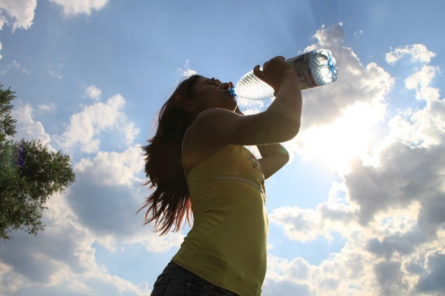 Beve 3 litri di acqua al giorno e ringiovanisce di 10 anni.