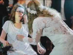 Malata di Sla lascia le nozze della figlia per una caduta, torna per l'ultimo ballo (VIDEO).