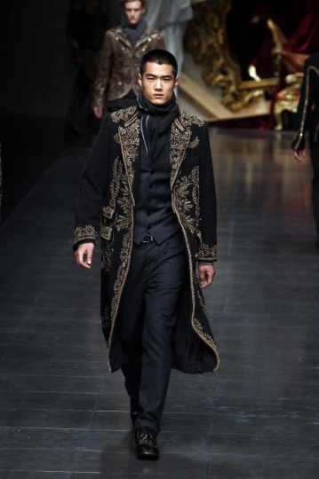 cappotto-nero-e-decori