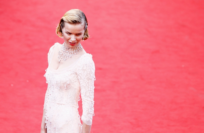 eva-herzigova-red-carpet