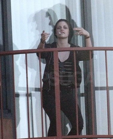 Kristen Stewart Paparazzi on Kristen Stewart Risponde Ai Paparazzi Con Gestacci