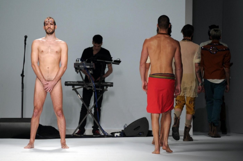 nudo-in-passerella