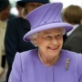 regina elisabetta con cappello viola