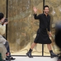 saluto in passerella con gonna pantalone