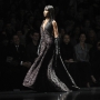 naomi campbell chiude la sfilata