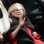 sandra mondaini distrutta al funerale del marito