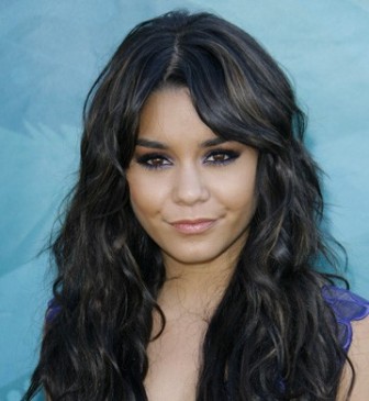 Taglio di capelli lunghi scalati mossi