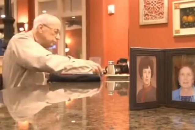 A colazione con la foto della moglie defunta: così ricorda il suo eterno amore (VIDEO).