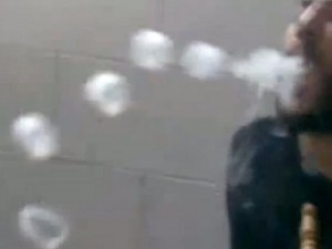 L'uomo che fa cerchi di fumo (VIDEO).