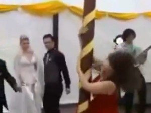 Invitata ubriaca rovina la festa di matrimonio (VIDEO).