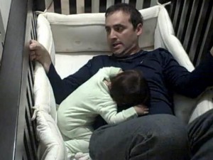 Il padre che entra nella culla della figlia (VIDEO).