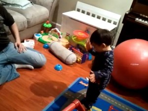 Un bambino scopre la propria ombra per la prima volta (VIDEO).