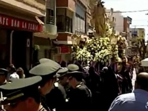 La statuetta di Gesù cammina a ritmo di