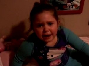La reazione di una bambina dopo risultati della trasmissione American Idol (VIDEO).