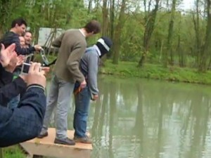 Il bungee jumping nel fiume (VIDEO).