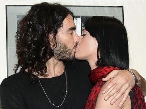 Katy Perry bacia il fidanzato: nessun flirt con Robert Pattinson.