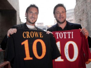 Russell Crowe incontra Francesco Totti in piazza di Spagna, il video.